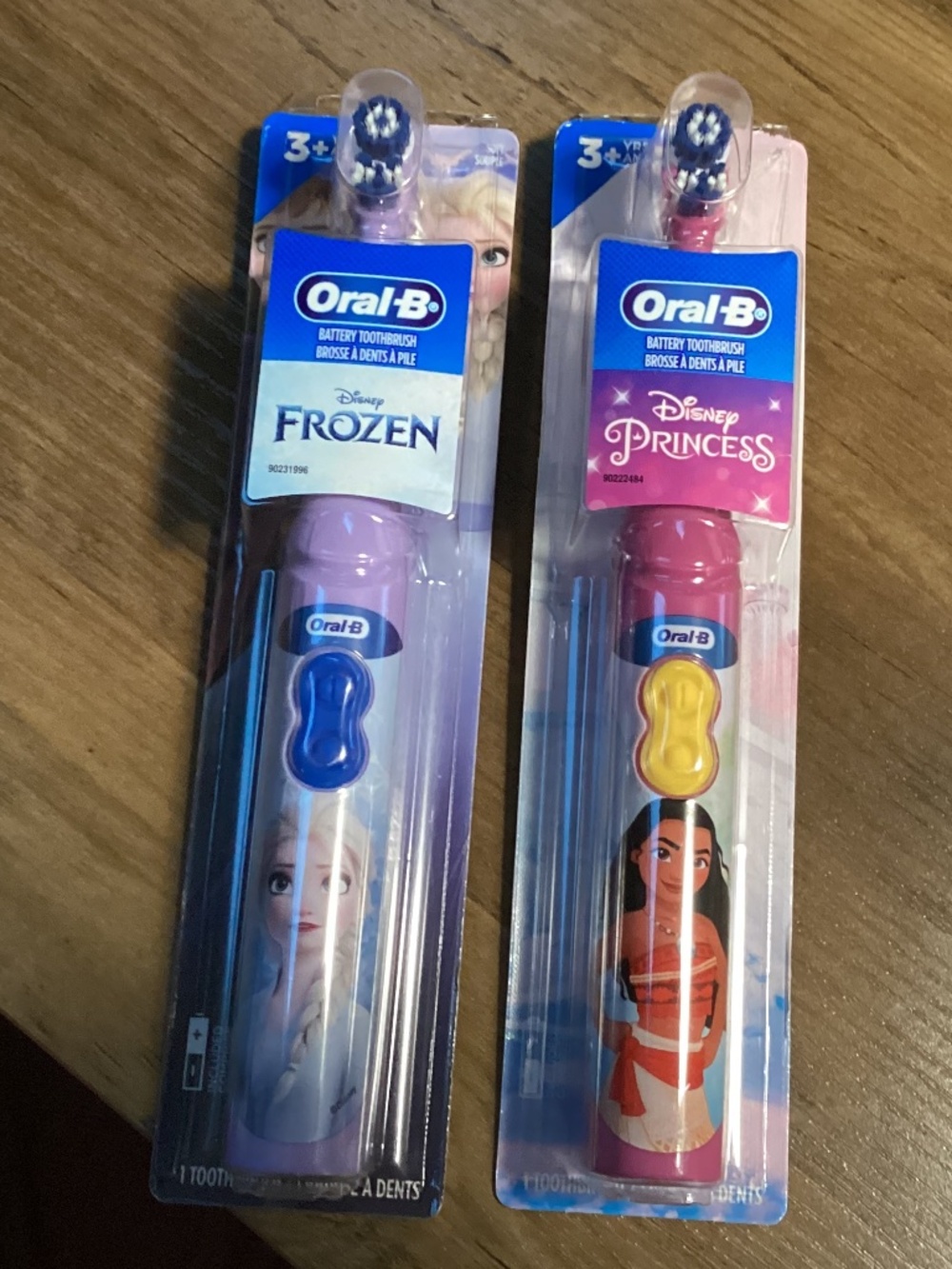 Oral-B battery-powered toothbrushes bundle 3 toothbrushes  New